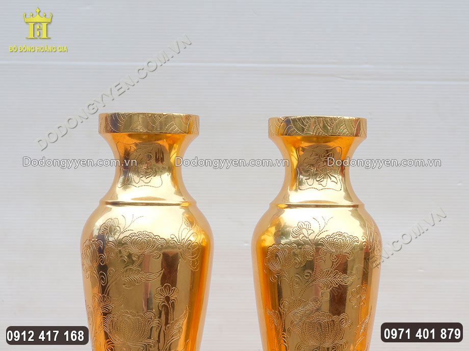 Phần cổ thắt lại, miệng loe rộng
